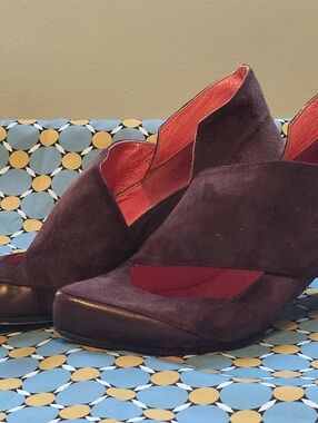 Women's Suede Burgundy Snap Closure Heels Made In Italy